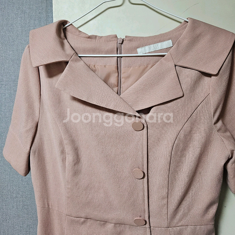 착용샷 VISIT 비지트인뉴욕 핑크 카라넥 미디원피스--2