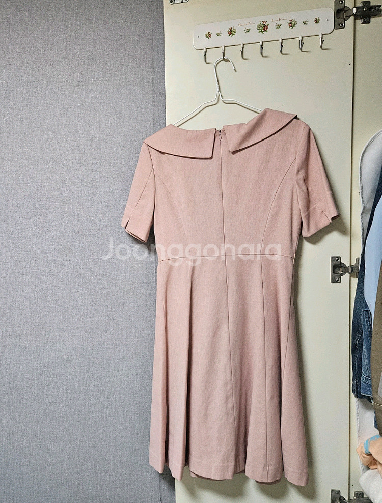 착용샷 VISIT 비지트인뉴욕 핑크 카라넥 미디원피스--1