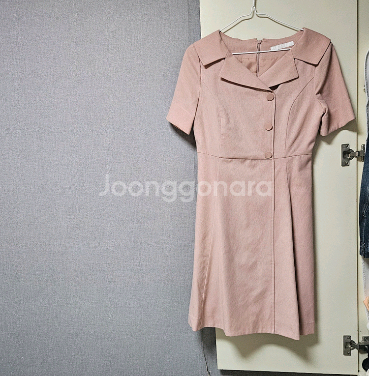 착용샷 VISIT 비지트인뉴욕 핑크 카라넥 미디원피스--0