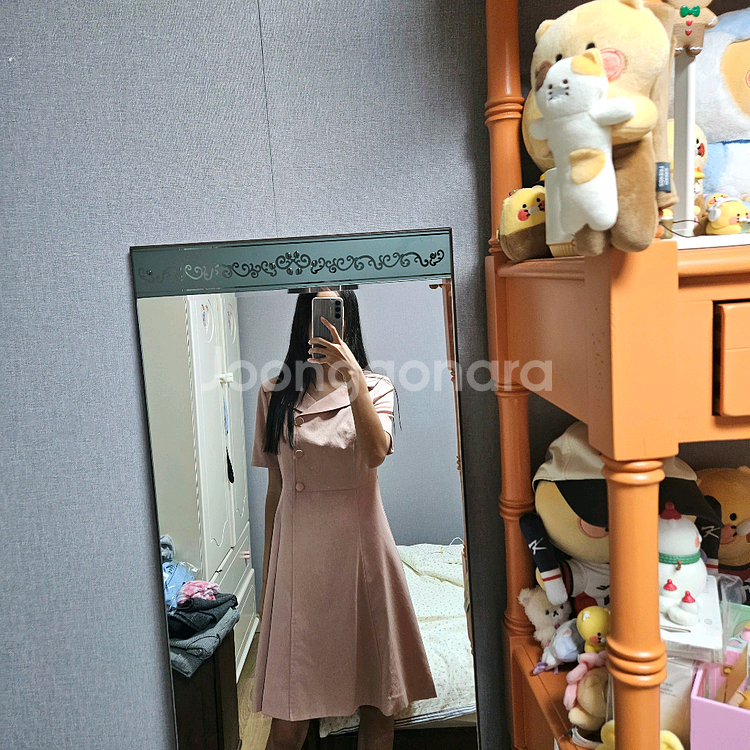 착용샷 VISIT 비지트인뉴욕 핑크 카라넥 미디원피스--4