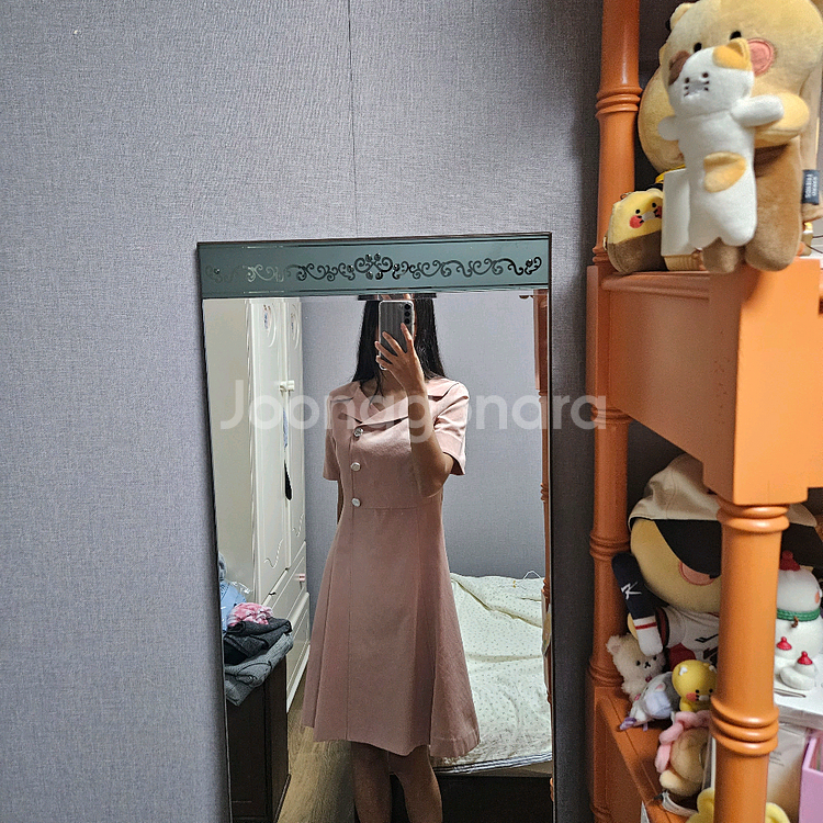 착용샷 VISIT 비지트인뉴욕 핑크 카라넥 미디원피스--3