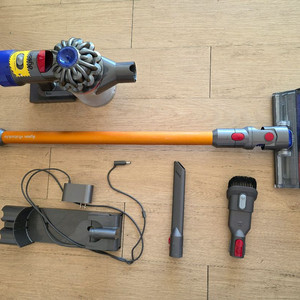 다이슨 V8 무선 청소기 풀세트 판매합니다.