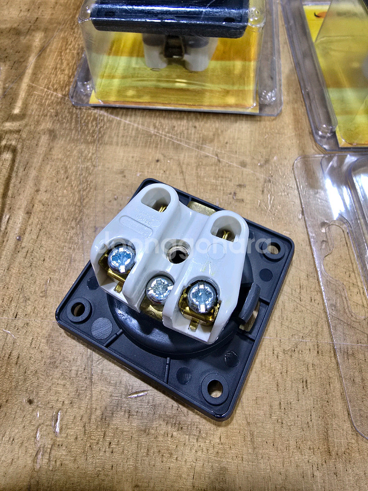 버커 카라반 캠핑 220V 콘센트 6개--1