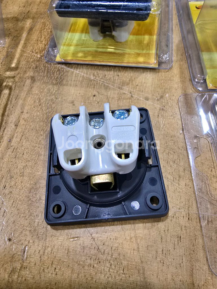 버커 카라반 캠핑 220V 콘센트 6개--2