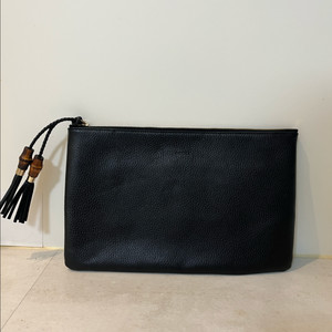 구찌 레더 뱀부 태슬 클러치 블랙(새제품)