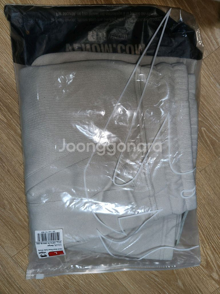 [새상품]베넘 베이지 색상 반바지 팝니다--2