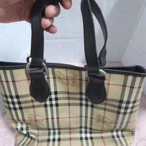 버버리 체크 패턴 토트백
