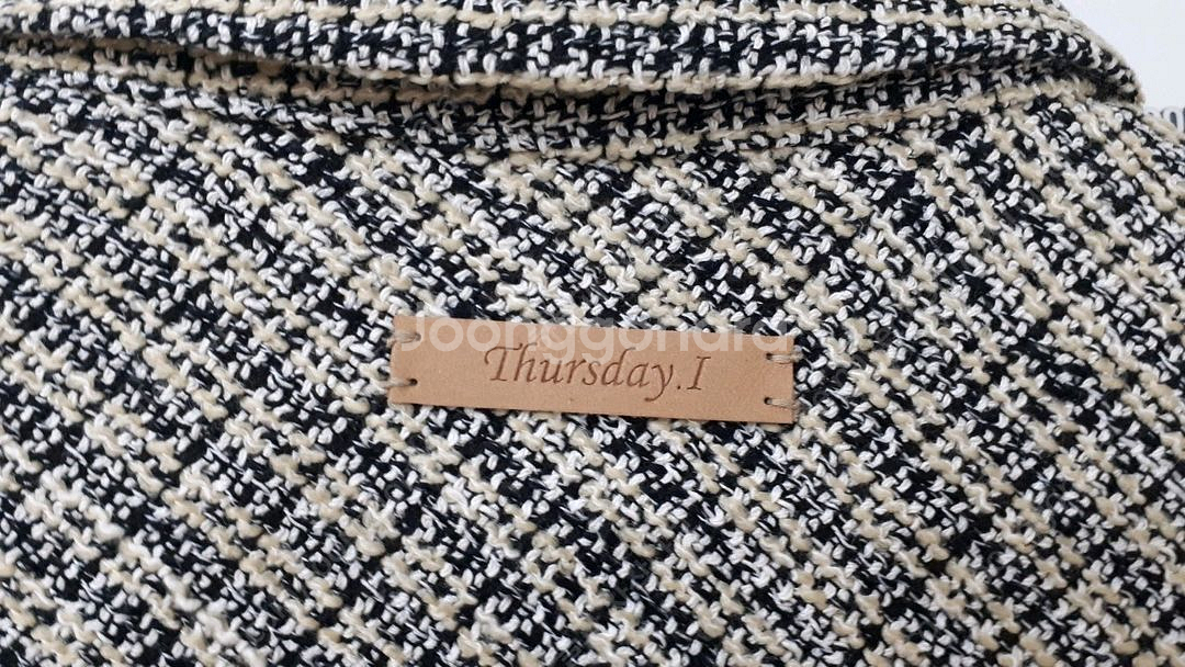 새상품 써스데이아일랜드 트위드 퍼프소매 자켓(착불)--2