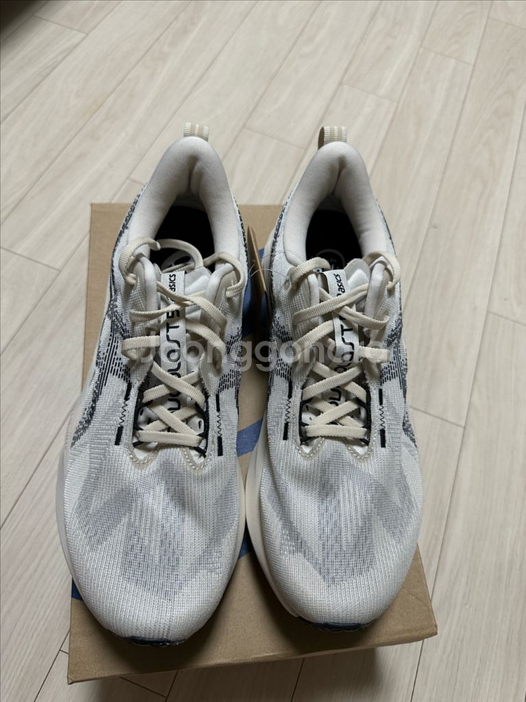 아식스 노바블라스트5 오트밀 275 새상품 판매합니다--1