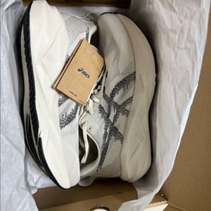 아식스 노바블라스트5 오트밀 275 새상품 판매합니다