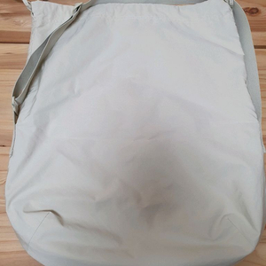 유니클로 U 드로우 스트링 숄더백 내추럴