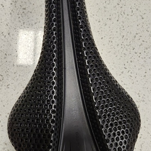 피직 버셔스 에보 어댑티브 r1 3d 카본안장(139)