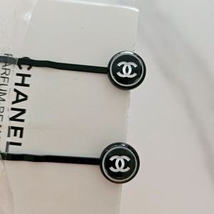 샤넬 뷰티 로고 헤어핀 2P 블랙