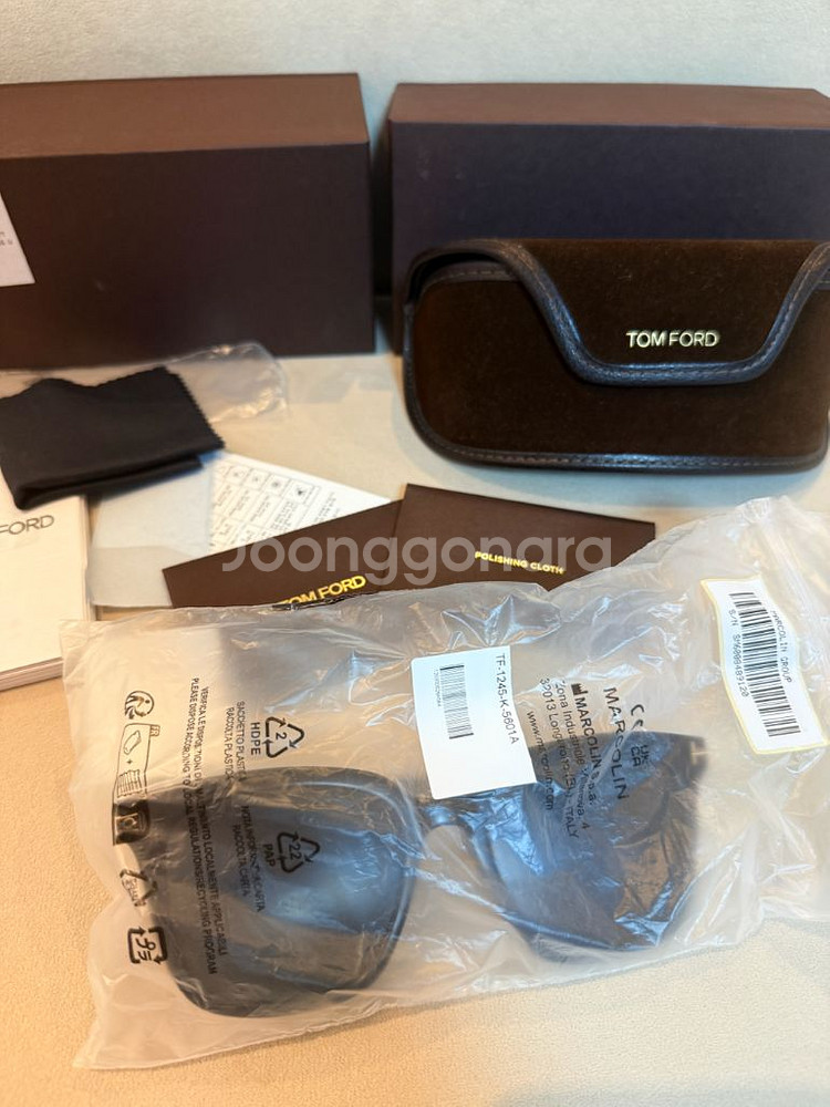 톰포드 tf1245K-01A 블랙 선글라스 풀세트입니다--5