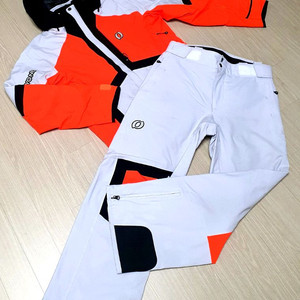 예쁜 온요네 데모 스키복