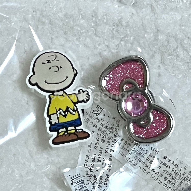 크록스 찰리 브라운/헬로키티 글리터 리본 지비츠--0