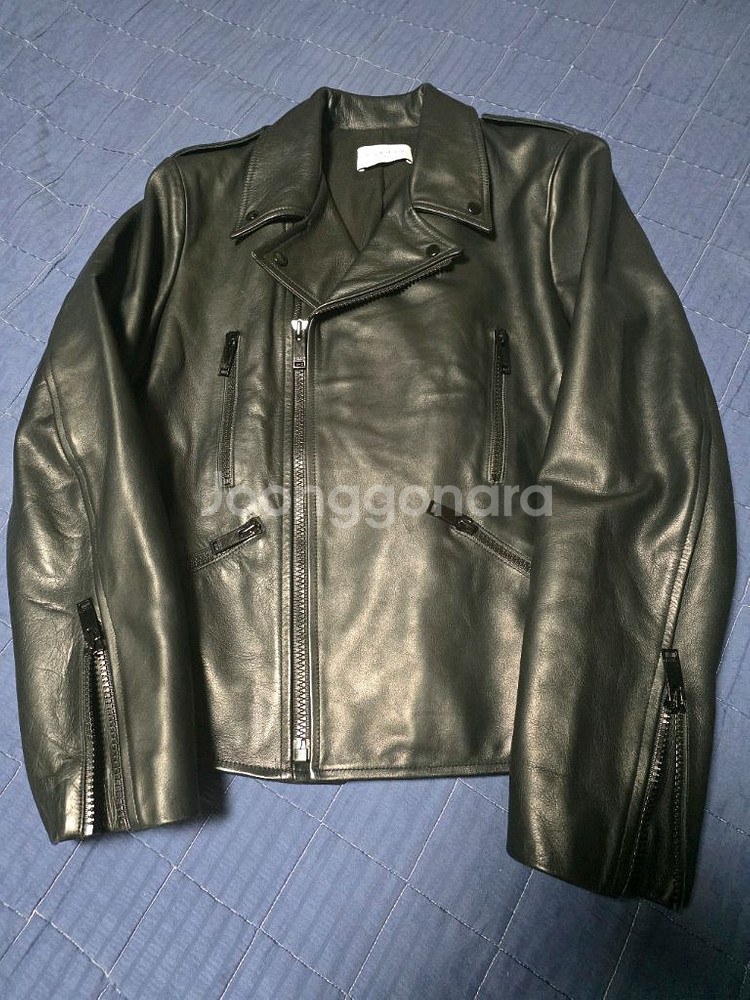 산드로 옴므 레더 라이더 자켓 XL소가죽 자켓실착 적어 상태 좋습니다.사이즈 103-105 정도어깨 49가슴 56총--0