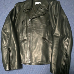 산드로 옴므 레더 라이더 자켓 XL소가죽 자켓실착 적어 상태 좋습니다.사이즈 103-105 정도어깨 49가슴 56총