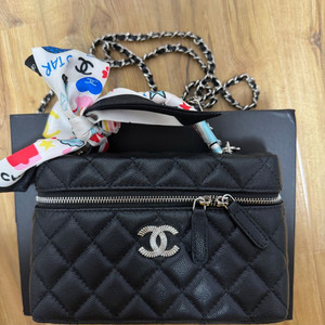 샤넬 직사각 탑핸들 베니티(캐비어) 안맴