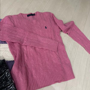 폴로 케이블 라운드넥 니트 핑크색 팝니다(여성S)