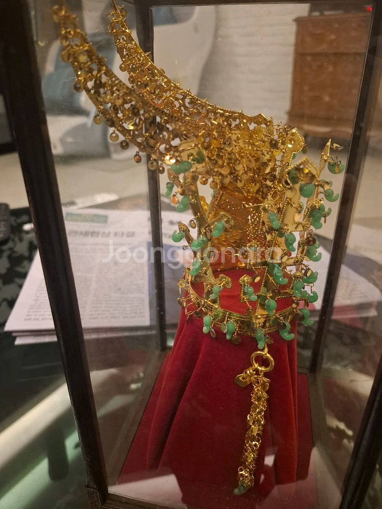 천마총 금관 모형 3분의 1--1