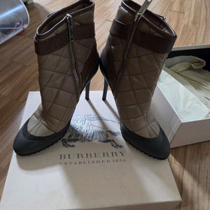 새상품) 버버리 퀼팅 양가죽 부츠 (39사이즈)