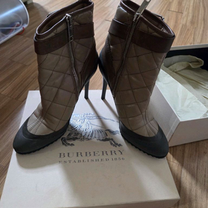 새상품) 버버리 퀼팅 양가죽 부츠 (39사이즈)