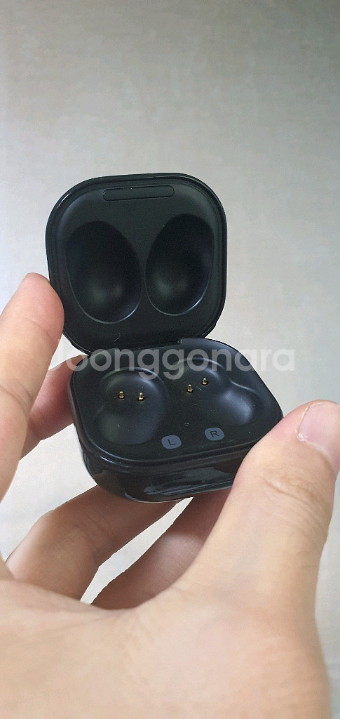 버즈 라이브 블랙 충전기 본체 판매합니다--0