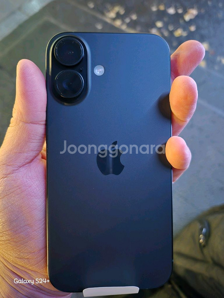 아이폰16 128 블랙 리퍼 받은 제품 팝니다. (애케플 있음!! 300일이상)--1