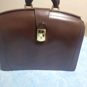 이태리 페로니 브라운 서류가방입니다고급스러운 디자인과 색상이 돋보여요- 이탈리아 수제 가죽 제품- 넉넉한 수납공간-