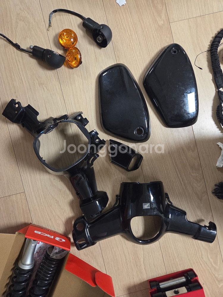 슈퍼커브 110 19년식 부품 카울 짐대 쇼바 판매합니다--1