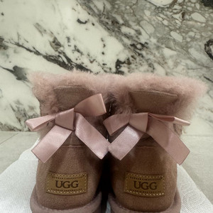 UGG 클래식 미니리본 부츠 200mm