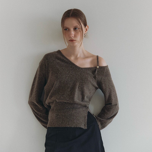 아워코모스 버튼 슬릿 오프 숄더 니트 브라운