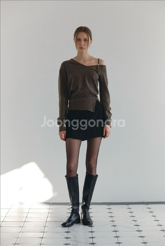 아워코모스 버튼 슬릿 오프 숄더 니트 브라운--3