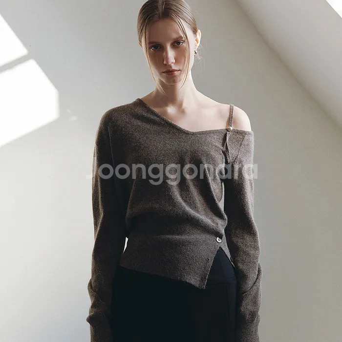 아워코모스 버튼 슬릿 오프 숄더 니트 브라운--1