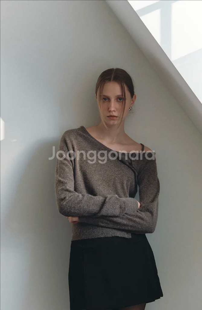 아워코모스 버튼 슬릿 오프 숄더 니트 브라운--2