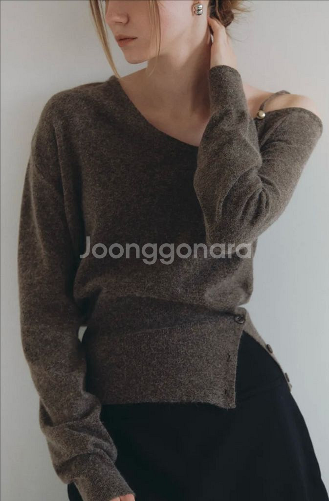 아워코모스 버튼 슬릿 오프 숄더 니트 브라운--5