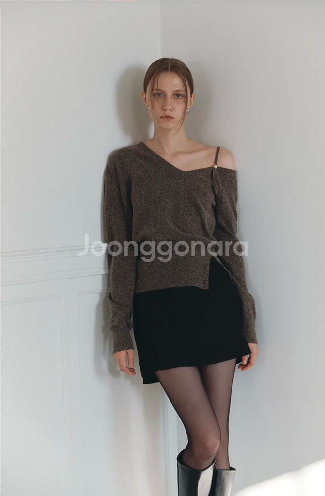 아워코모스 버튼 슬릿 오프 숄더 니트 브라운--6