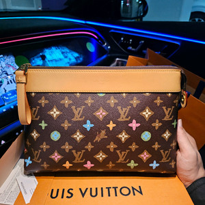 루이비통 타일러x퍼렐 강아지 포쉐트 보야주 클러치