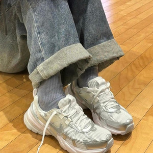 나이키 V2K 런 메탈릭 실버 화이트(245)