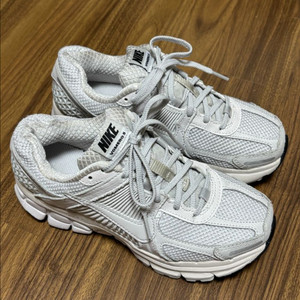 나이키 줌 보메로 5 그레이 220mm