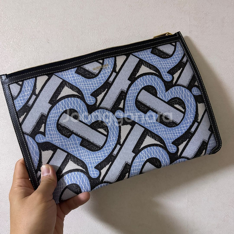 버버리 로고 패턴 클러치백--1