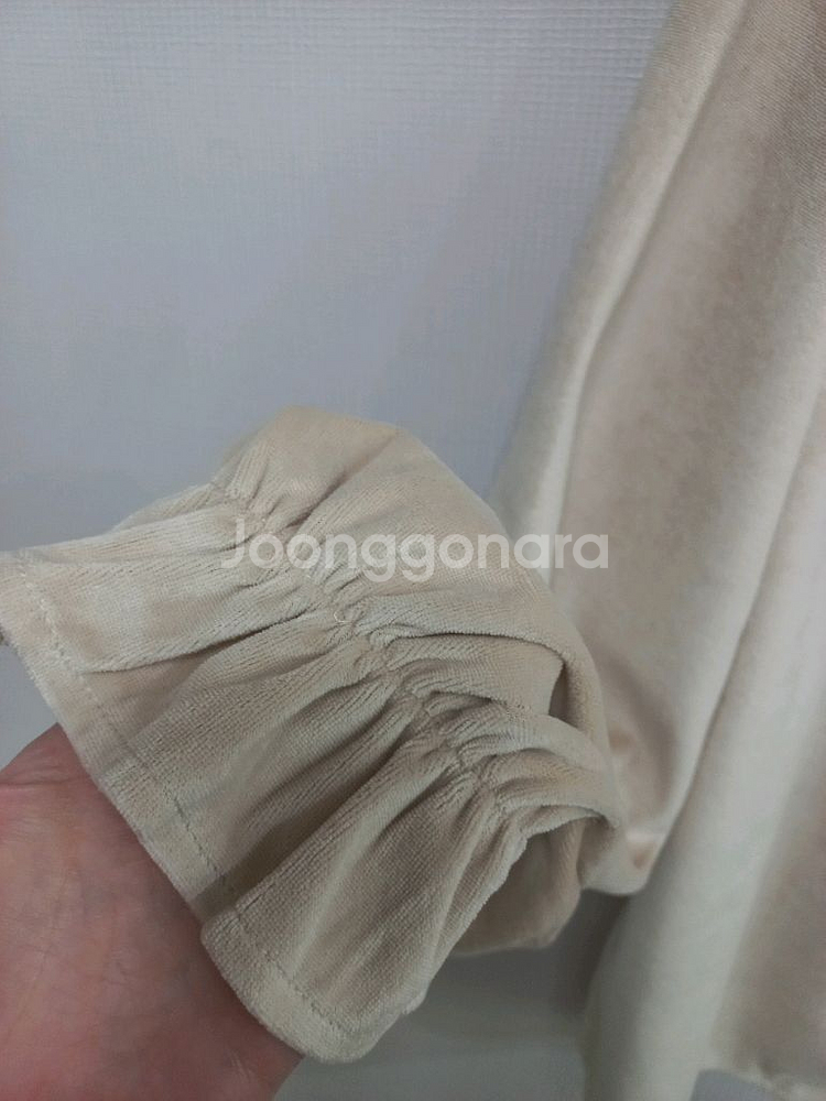 빅사이즈 벨벳 블라우스 라이트베이지--3