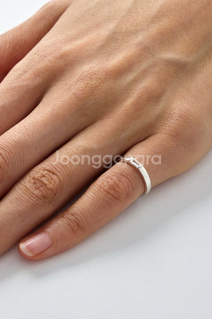 Coldframe 콜드프레임 화이트 사파이어 실버 반지--1