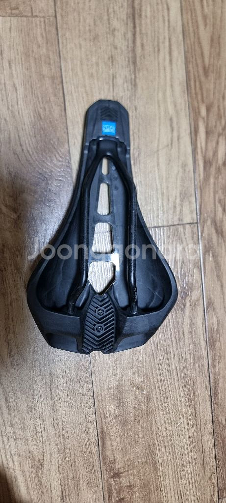 시마노 프로 스텔스 팀 커브드 안장 (142mm)--1