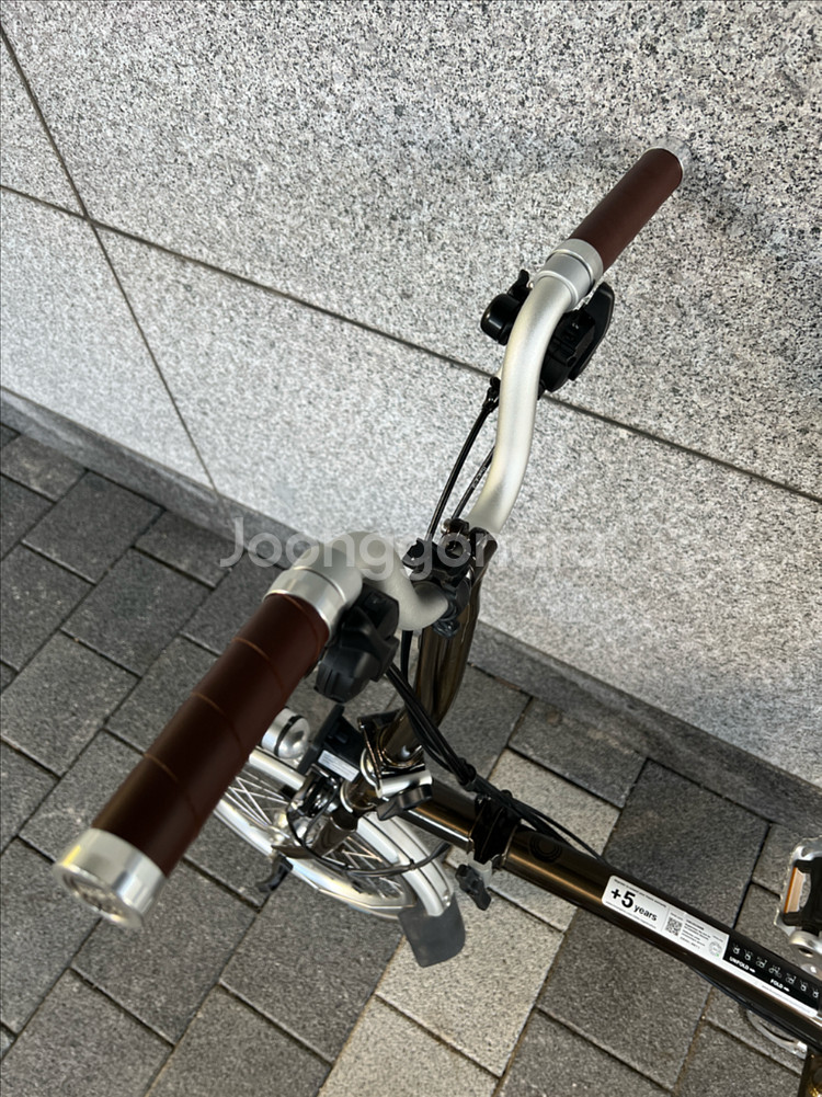 2022년식 브롬톤 C라인(블랙라커 색상) 6단 판매--1