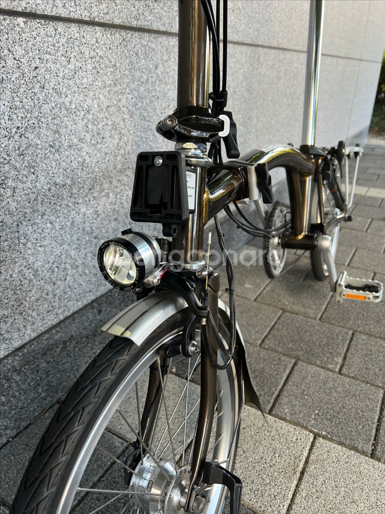 2022년식 브롬톤 C라인(블랙라커 색상) 6단 판매--2