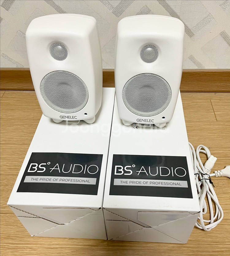 제네렉 8010 스피커 화이트 1조 팝니다.--0