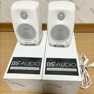 제네렉 8010 스피커 화이트 1조 팝니다.