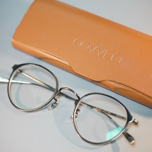 올리버피플스 도슨 엔틱실버 판매합니다.